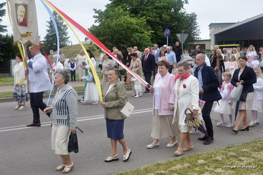 066 Procesja eucharystyczna.jpg